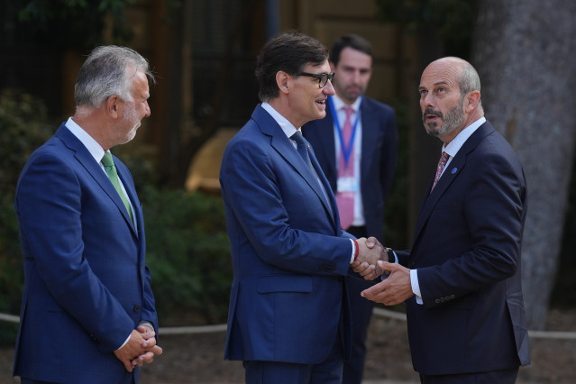 (I-D) El ministro de Política Territorial, Ángel Víctor Torres; el presidente de la Generalitat de Cataluña, Salvador Illa y el presidente del Senado, Pedro Rollán, a su llegada a la XXVIII Conferencia de Presidentes.