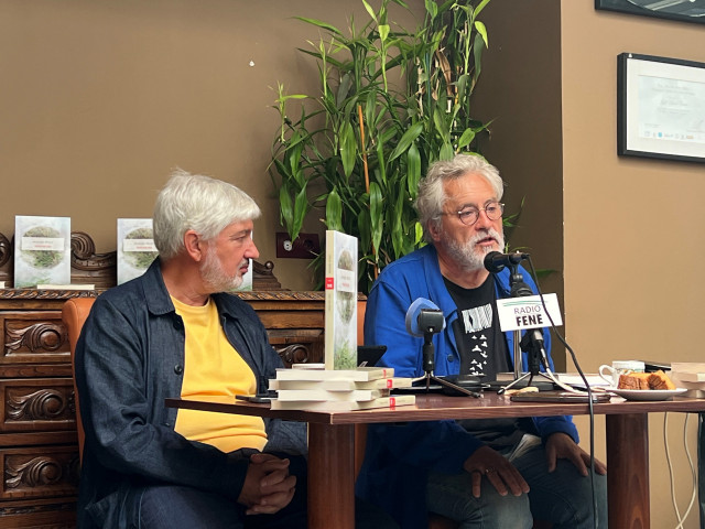 Archivo - Manuel Rivas y Fran Alonso durante el encuentro