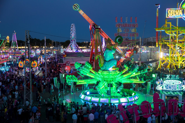 Archivo - Vista general de atracciones