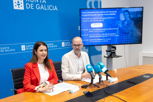 La conselleira do Medio Rural, María José Gómez, y el director de la Agacal, Marín Alemparte, en rueda de prensa.