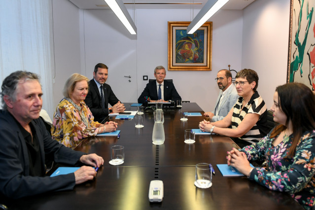 El presidente de la Xunta, Alfonso Rueda, y la Real Academia Galega (RAG), Henrique Monteagudo se reúnen