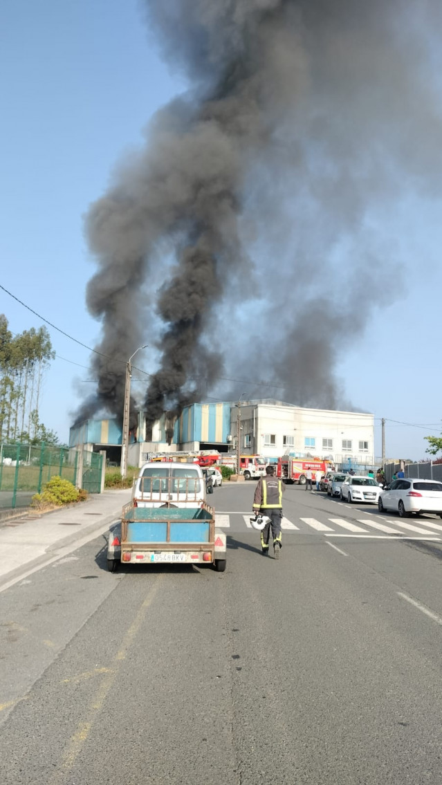 Imagen del incendio en la planta de reciclaje.