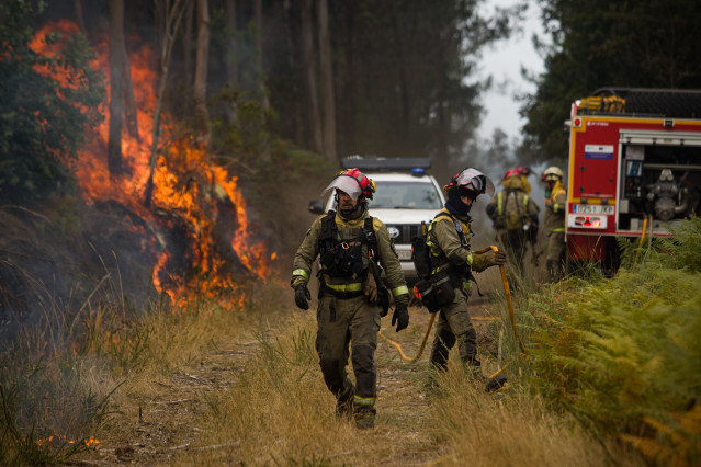 Archivo - Agentes del equipo de Bomberos de Galicia trabajan durante un incendio, a 5 de septiembre de 2024, en Crecente, Pontevedra