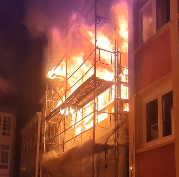 (VÍDEOS) Arde un edificio okupado en la calle de la Barrera, en A Coruña, y deja cinco heridos