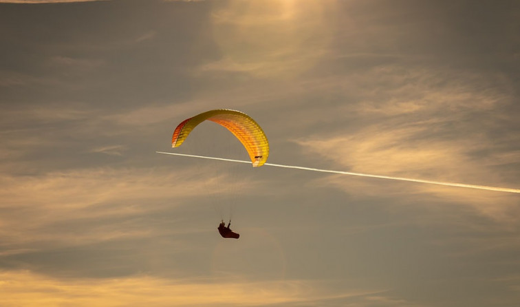 Un vuelo en parapente termina con un hombre con la mano amputada en la playa de Polvorín, en Poio