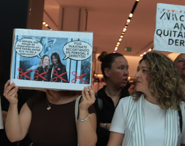 Trabajadoras de Zara protestan en el centro comercial As Cancelas de Santiago