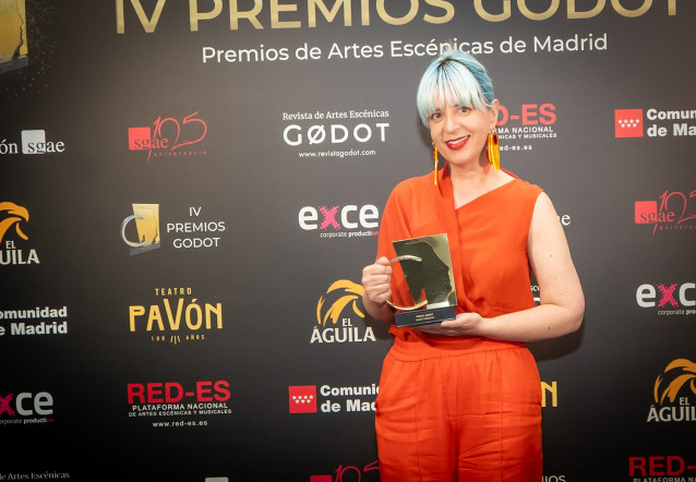 Marta Pazos recibe el Premio Godot a la mejor dirección por 'Orlando'