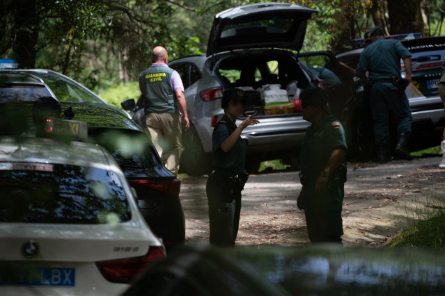Agentes de la Guardia Civil en el lugar en el que se han encontrado los cuerpos.