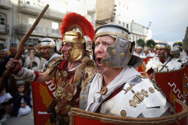 Archivo - Decenas de personas participan el desfile de tropas durante la fiesta Arde Lucus 2024, a 15 de junio de 2024, en Lugo, Galicia (España). Arde Lucus se trata de una fiesta que revive el pasado romano y castreño de Lugo, y que surgió para conmemor