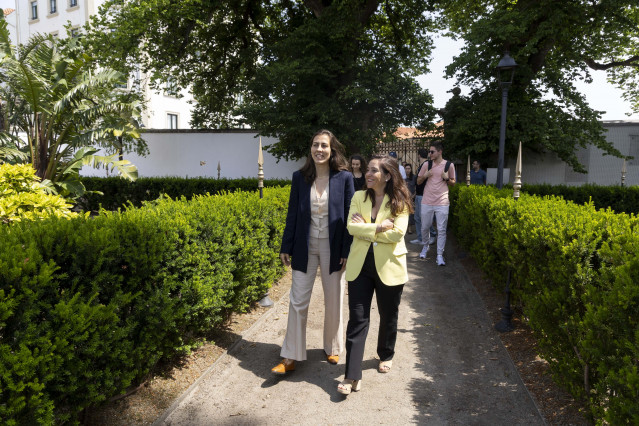 La alcaldesa de A Coruña, Inés Rey, visita el Jardín de San Carlos