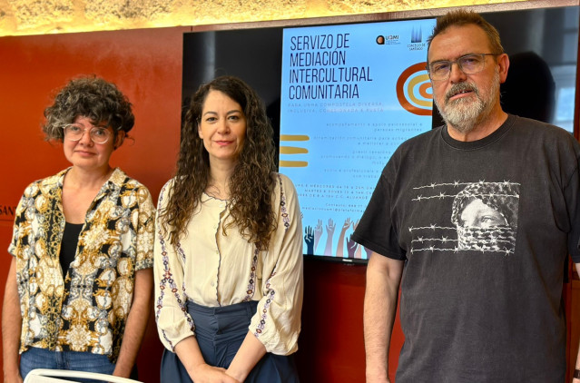 La mediadora del servicio, Mari Fidalgo; la concejala de Derechos y Servicios Sociales, María Rozas, y el representante del Foro Galego de Inmigración, Miguel Fernández, en rueda de prensa, a 10 de junio de 2025.