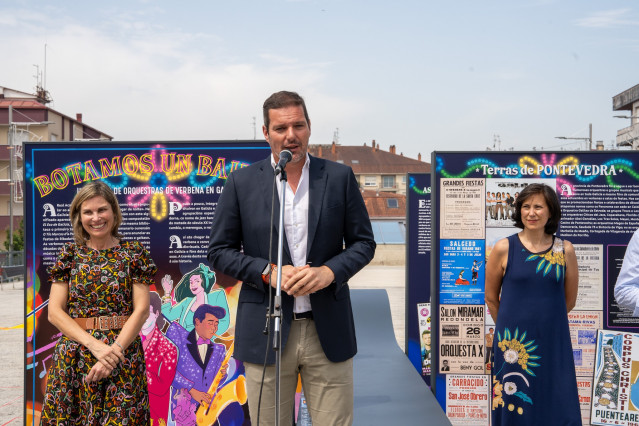 El conselleiro de Cultura, Lingua e Xuventude, José López Campos, inaugura en Ponteareas (Pontevedra) la exposición 'Botamos un baile? Un século de orquestras de verbenas en Galicia'.