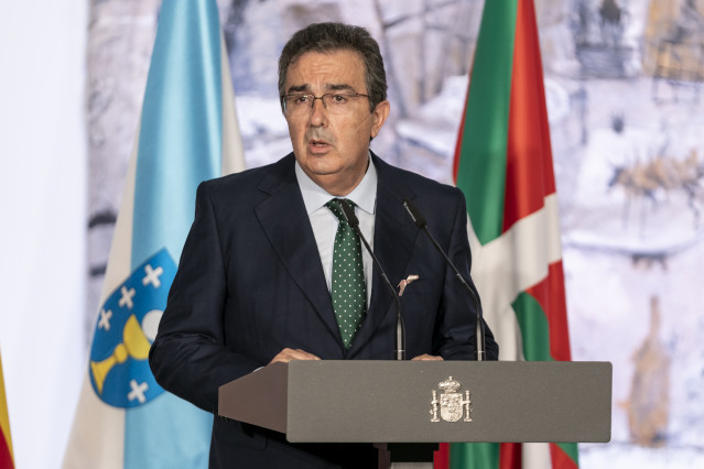 Archivo - El vicepresidente segundo de la Fundación Amancio Ortega, José Arnau, interviene en el acto de firma del convenio con la Fundación Amancio Ortega, a 19 de octubre de 2021, en Madrid, (España). Con esta firma se pone en marcha un Plan de colabora