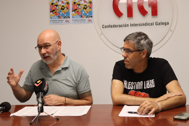 El secretario comarcal de CIG Vigo, Alberto Gonçalves (i), y el secretario de organización de CIG Vigo, Anxo Iglesias, presentan la IX Asamblea Comarcal del sindicato.