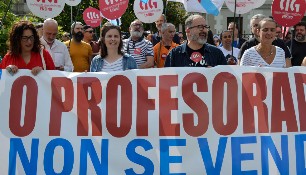 Archivo - Protesta de la CIG-Ensino con su secretario nacional, Suso Bermello, ante la Xunta en San Caetano.