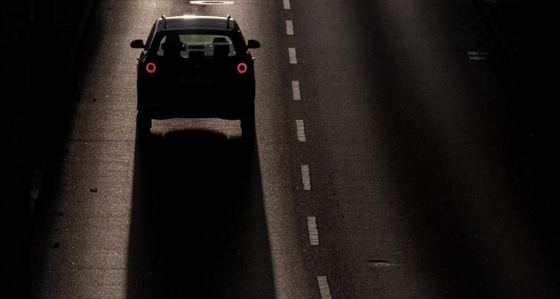 Coche conducidendo por la carretera