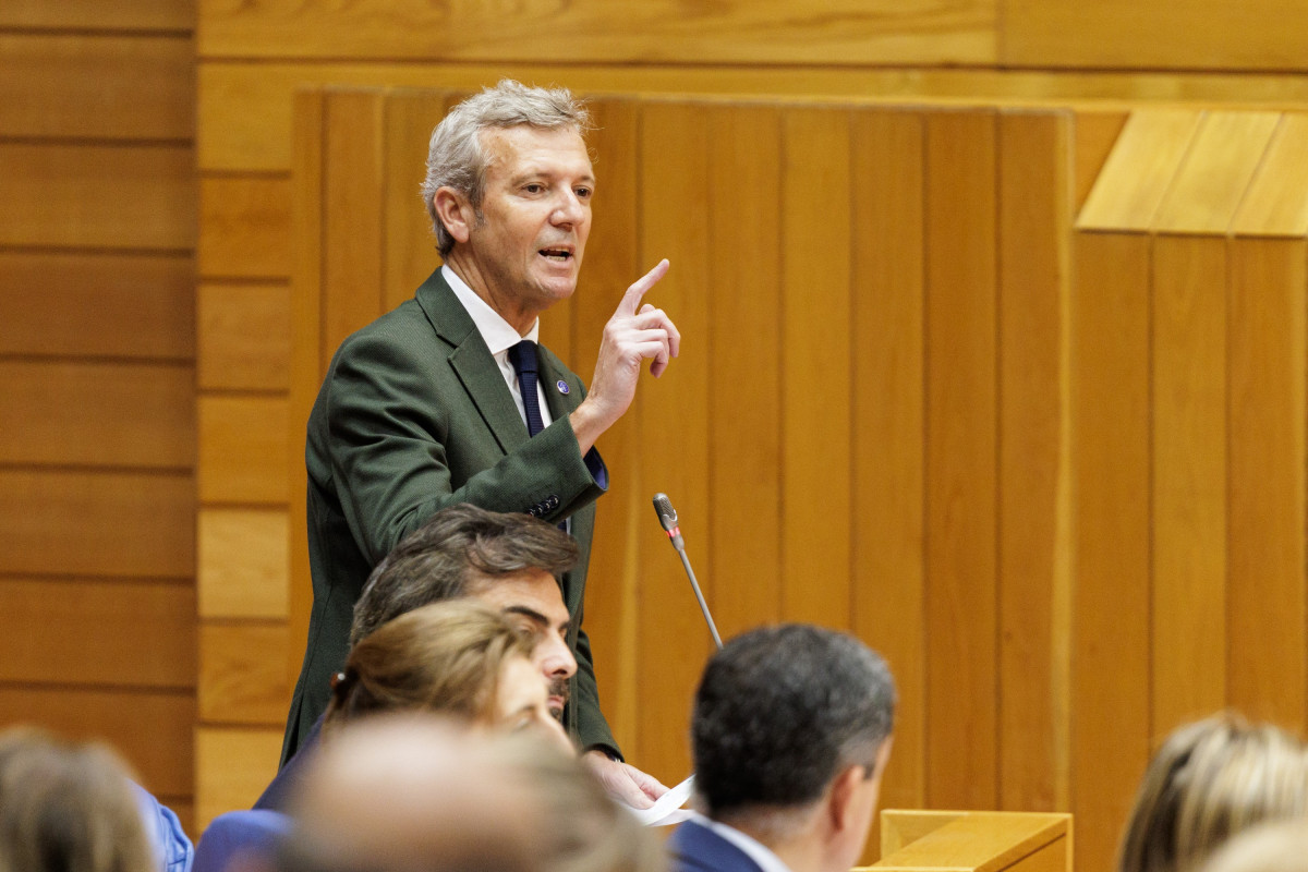 El presidente de la Xunta, Alfonso Rueda, responde a las preguntas de la oposición en el Parlamento de Galicia