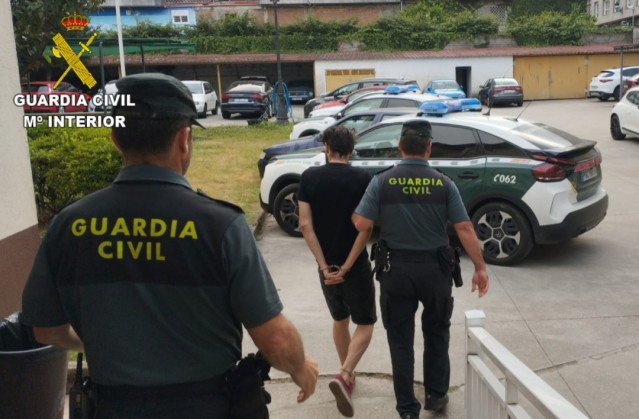 La Guardia Civil detiene en Ponteareas (Pontevedra) a un vecino como supuesto autor de un delito de lesiones y otro de amenazas con arma blanca.