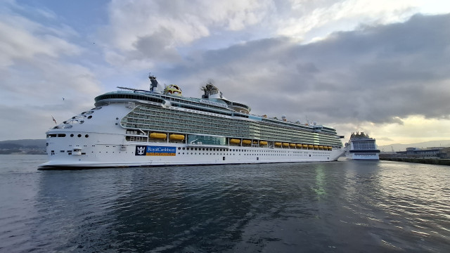 Doble escala de los cruceros 'Independence of the Seas' y 'MSC Virtuosa' en el Puerto de Vigo, a 11 de junio de 2025.