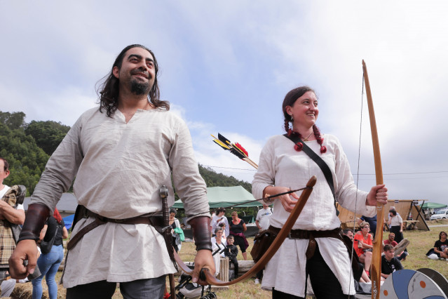 Archivo - Varias personas celebran la Romería Vikinga, en la playa de San Román, a 29 de julio de 2023, en O Vicedo, Lugo, Galicia (España). Ayer, 28 de julio, comenzó en O Vicedo la VI Romaxe Viquinga, que termina hoy, 29 de julio. La presentación de est