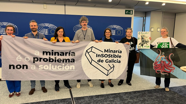 La eurodiputada del BNG, Ana Miranda, se reúne con colectivos ecologistas contrarios a proyectos mineros.