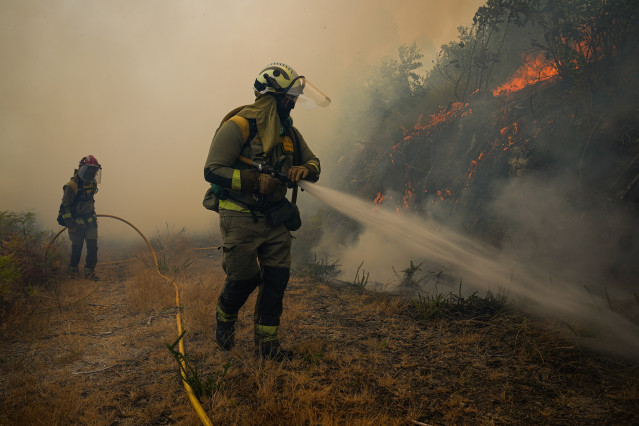 Archivo - Agentes del equipo de Bomberos de Galicia trabajan durante un incendio, a 5 de septiembre de 2024, en Crecente, Pontevedra, Galicia (España). Un incendio forestal en el ayuntamiento pontevedrés de Crecente, en la parroquia de Filgueira, que perm