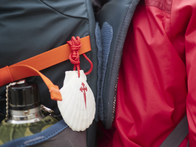 Archivo - Una vecina de Cascante (Navarra), Izaskun lleva en su mochila la concha de Santiago durante el Camino de Santiago a su paso por la Comunidad Foral de Navarra, (España), a 1 de abril de 2021. Debido a las restricciones de movilidad entre regiones