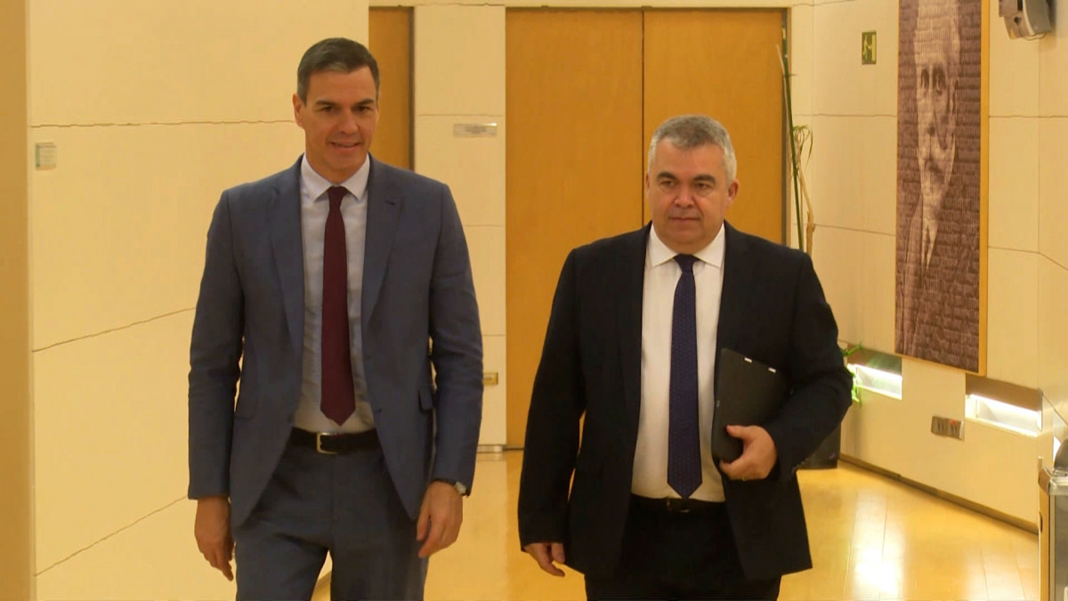 Una imagen de archivo de Pedro Su00e1nchez y el nu00famero 3 del PSOE Santos Cerdu00e1n