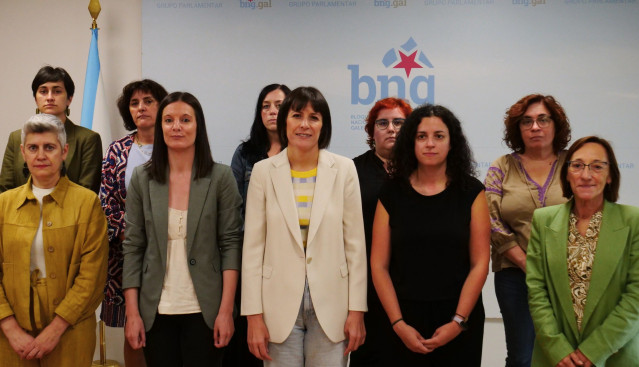 La portavoz nacional del BNG, Ana Pontón, acompañada de las diputadas de la formación nacionalista en el Parlamento de Galicia.