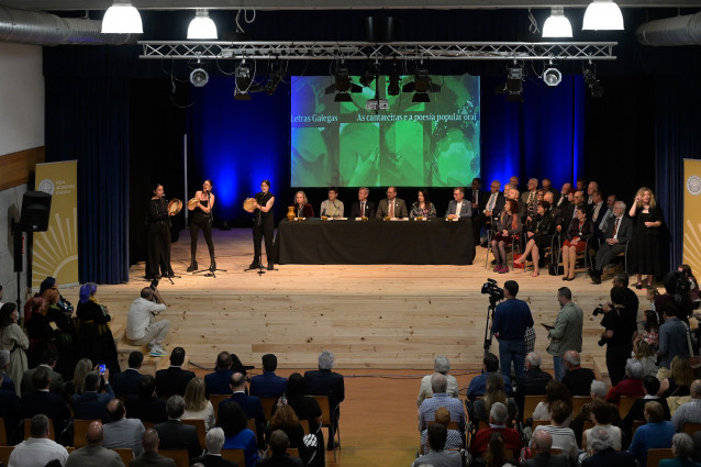 El grupo Tanxugueiras actúa durante el pleno extraordinario de la Real Academia Galega, en el Centro Cívico Cultural de Malpica de Bergantiños, a 17 de mayo de 2025, en Malpica de Bergantiños, A Coruña, Galicia (España). Este pleno extraordinario se celeb
