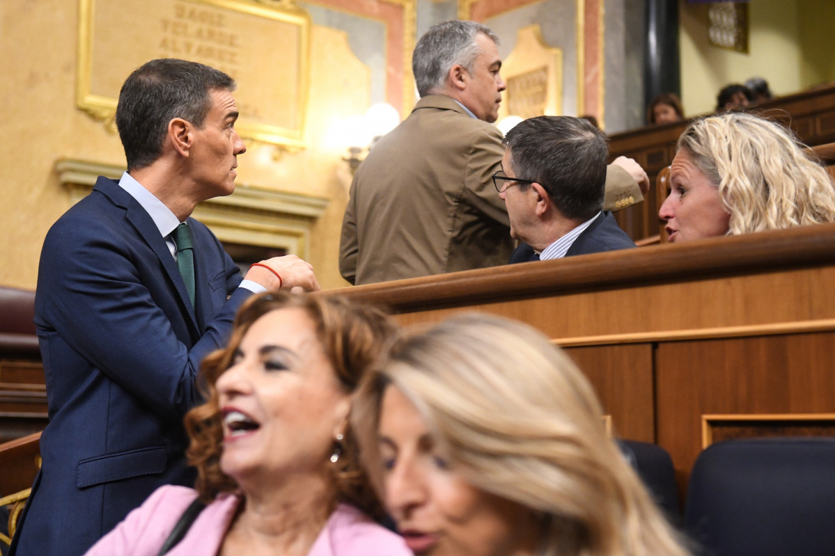 Su00e1nchez mira a Cerdu00e1n cuando amagu00f3 con saludarlo ayer en el Congreso