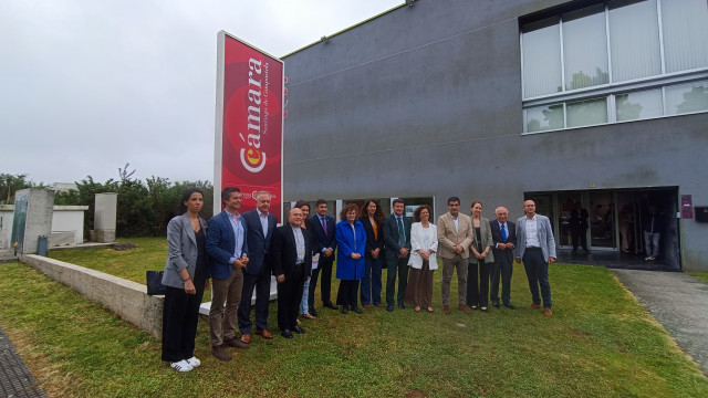 El delegado del Gobierno en Galicia, Pedro Blanco; la alcaldesa de Santiago, Goretti Sanmartín; y el director xeral de Comercio, Gabriel Alén, entre otros, en la presentación de la memoria de 2024 de la Cámara de Comercio.