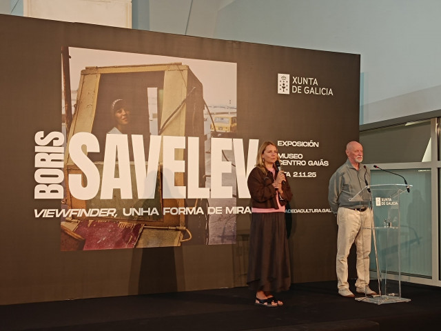 El fotógrafo Boris Salevev durante la inauguración de su exposición en Santiago