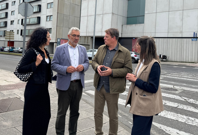El responsable del Partido Socialista en Galicia, José Ramón Gómez Besteiro, junto al alcalde de Lugo, Miguel Fernández, y otros cargos socialistas