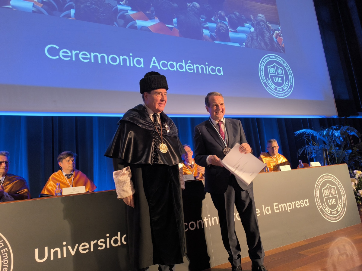 El alcalde de Vigo, Abel Caballero, recibe la Medalla de Honor de la Universidad Intercontinental de la Empresa (UIE), de la mano de su rector, Miguel Ángel Escotet.