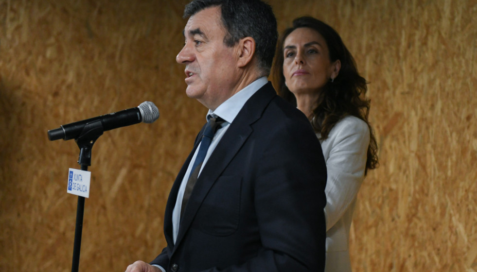 El conselleiro de Educación, Román Rodríguez, junto a la directora xeral de Ordenación e Innovación Educativa, Judith Fernández.