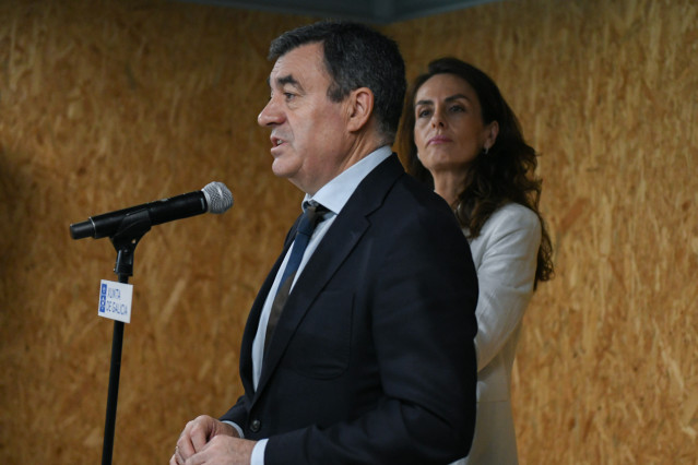 El conselleiro de Educación, Román Rodríguez, junto a la directora xeral de Ordenación e Innovación Educativa, Judith Fernández.