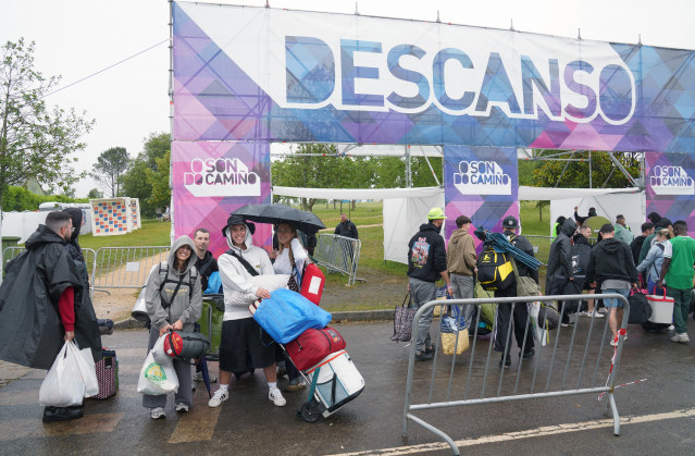 Varias personas llegan a la primera jornada del festival O Son do Camiño, a 12 de junio de 2025, en Santiago de Compostela, A Coruña, Galicia (España). La edición de 2025 del festival O Son do Camiño se celebra desde hoy hasta el 14 de junio en el Monte d