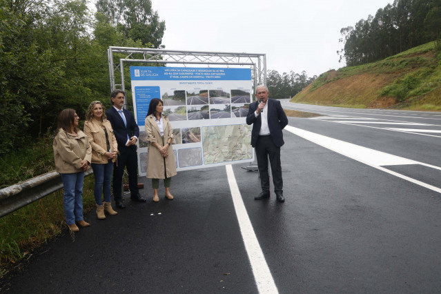 La conselleira de Vivienda e Planificación de Infraestructuras de la Xunta, María Martínez, visita obras de la carretera AC-862