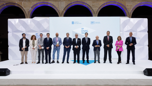 El presidente de la Xunta, Alfonso Rueda, acompañado del conselleiro de Educación, Ciencia, Universidades e FP, Román Rodríguez, acude al Foro de la FP Dual.  Hotel Monumento San Francisco.
