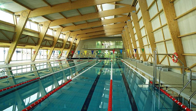 El Concello de Marín expedienta a la concesionaria de la piscina por el monitor acusado de agresión sexual