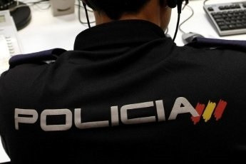 Archivo - Un agente de la Policía Nacional revisa un ordenador (Archivo)