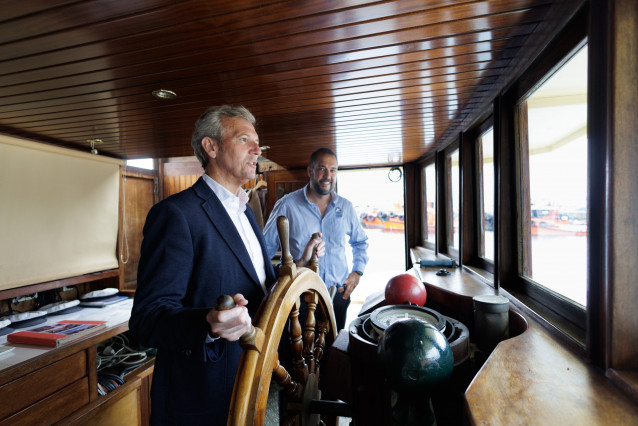 El presidente de la Xunta, Alfonso Rueda, a bordo del buque 'Hidria II' en Vigo, con motivo del acto por el Día Marítimo Europeo.
