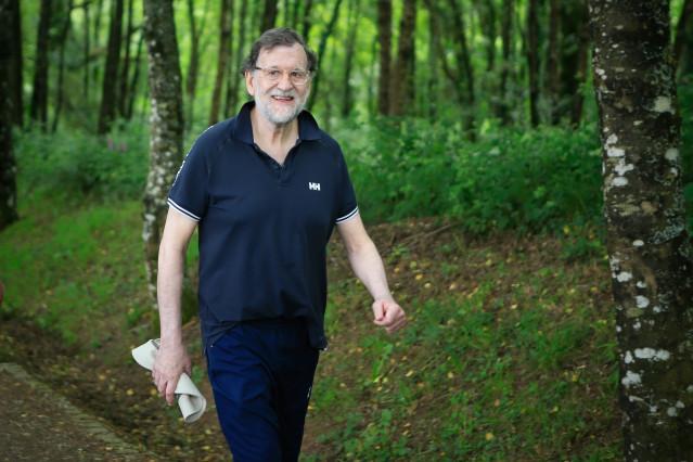 El expresidente del Gobierno, Mariano Rajoy, durante una etapa del Camino de Santiago en Monterroso, Lugo, acompañado por su hijo, a 13 de junio de 2025, en Lugo, Galicia (España).