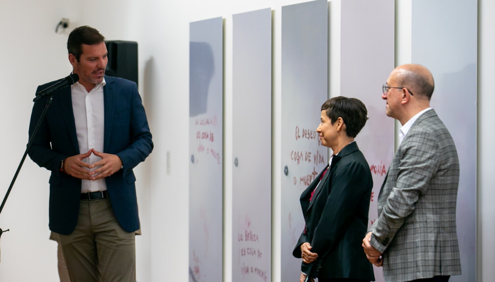 El conselleiro de Cultura, Lingua e Xuventude, José López Campos, en la inauguración de la muestra de Priscilla Monge en el CGAC