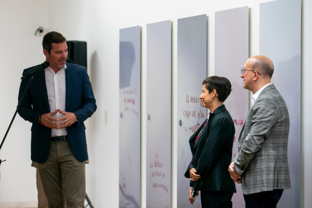 El conselleiro de Cultura, Lingua e Xuventude, José López Campos, en la inauguración de la muestra de Priscilla Monge en el CGAC