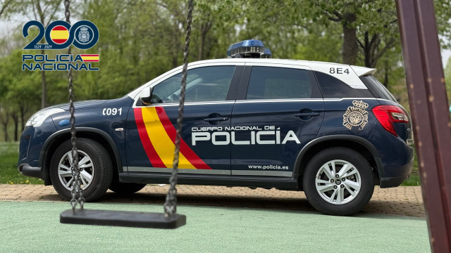Archivo - Un coche de Policía Nacional en un parque