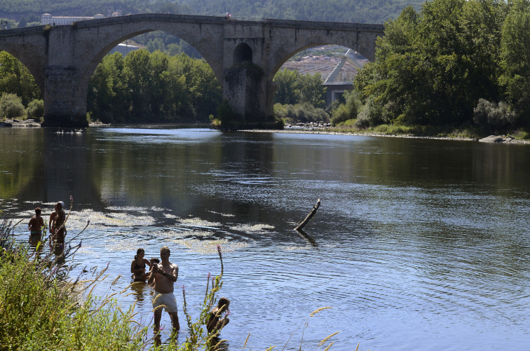 Aviso amarillo en la zona del Miño en Ourense por calor y el litoral de A Coruña por temporal costero
