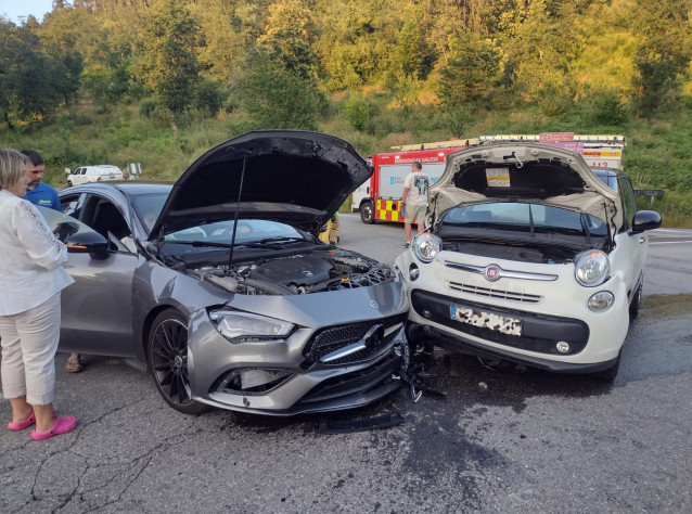 Una colisión entre dos turismo en Lousame (A Coruña) se salda con varios heridos.