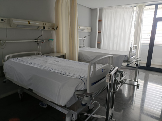 Archivo - Habitación con camas renovadas en el área de hospitalización del Hospital de El Hierro